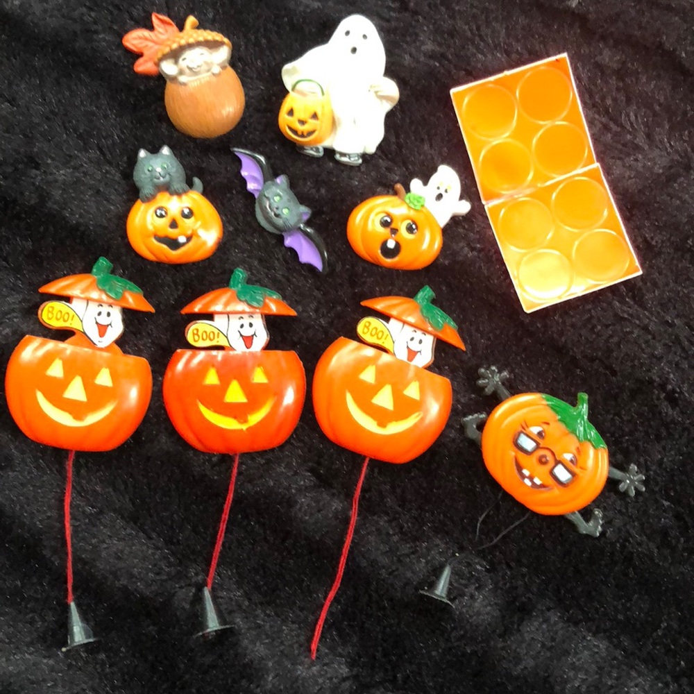 Bundle Vintage Pull String/Assorted Halloween Pins - image 1